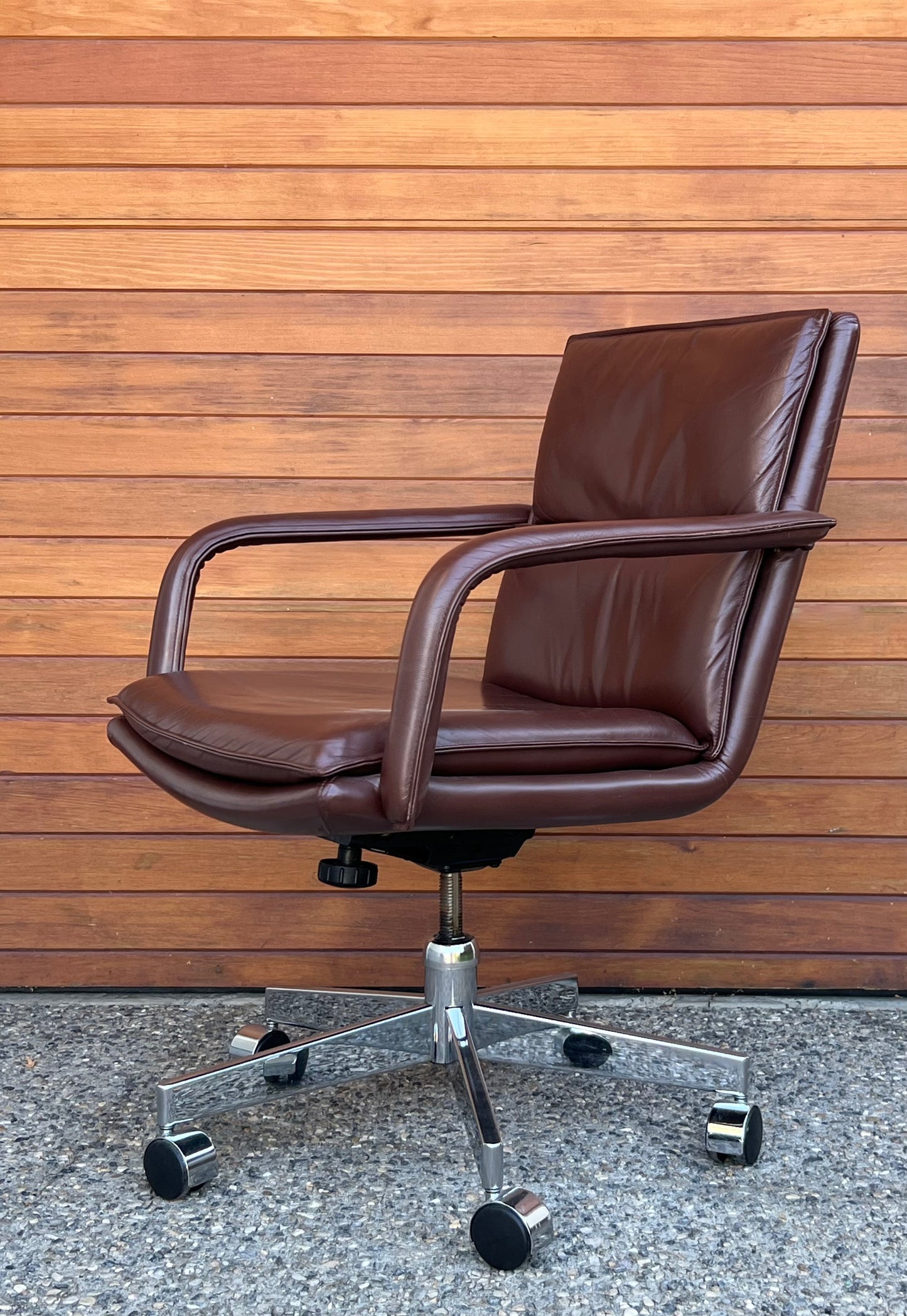 CANADIAN MADE CUSTOM BUILT CHOCOLATE BROWN LEATHER ROLLING OFFICE CHAIR with ARMS