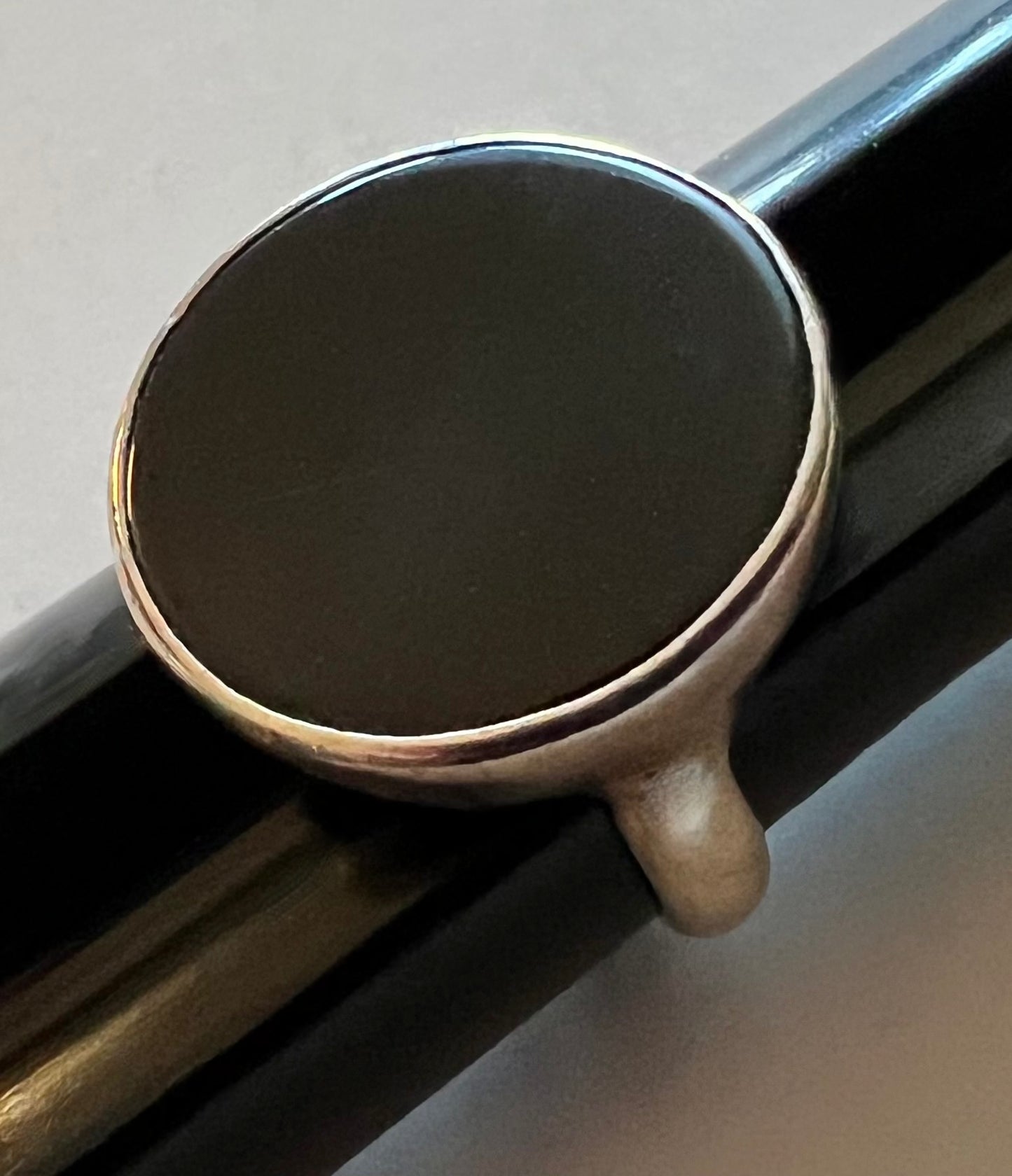 VERY COOL GRAPHIC MODERNIST STERLING SILVER STAMPED 925, BLACK ONYX RING SIZE 9.5