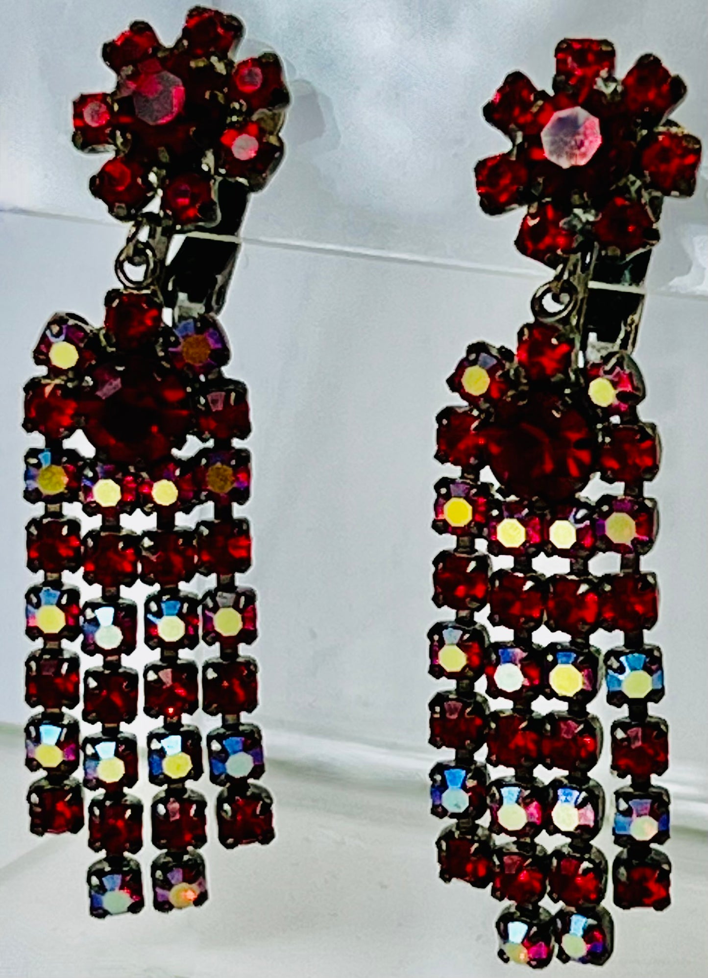 STUNNING SIGNED SHERMAN SIAM RED AURORA BOREALIS CRYSTAL SWAR0VSKI RHINESTONE DANGLE CLIP ON CHANDELIER EARRINGS GUNMETAL BACK