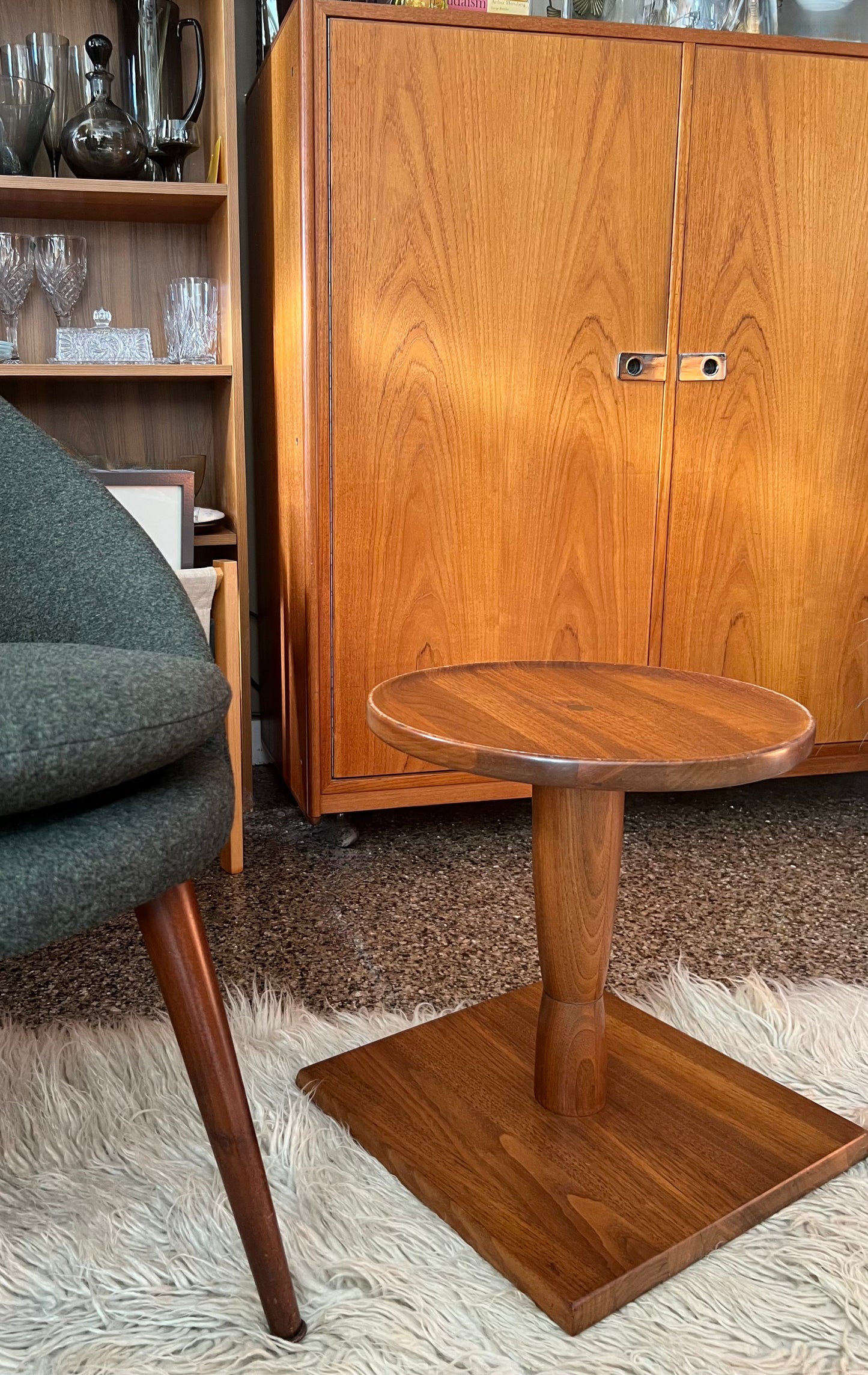 UNIQUE SOLID WALNUT SIDE TABLE w/ BRASS BAR CENTER SUPPORT FLIPPABLE ROUND or SQUARE TOP