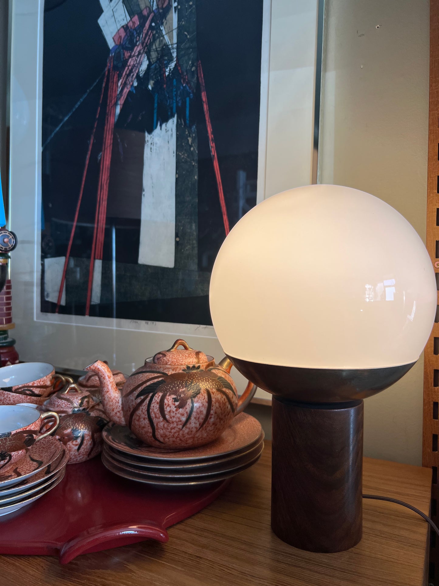 RARE 1968 GUNTHERS MOBILIA WHITE GLASS GLOBE ON BRONZE DISH FLOATING on STAVED WOOD PILLAR TABLE LAMP