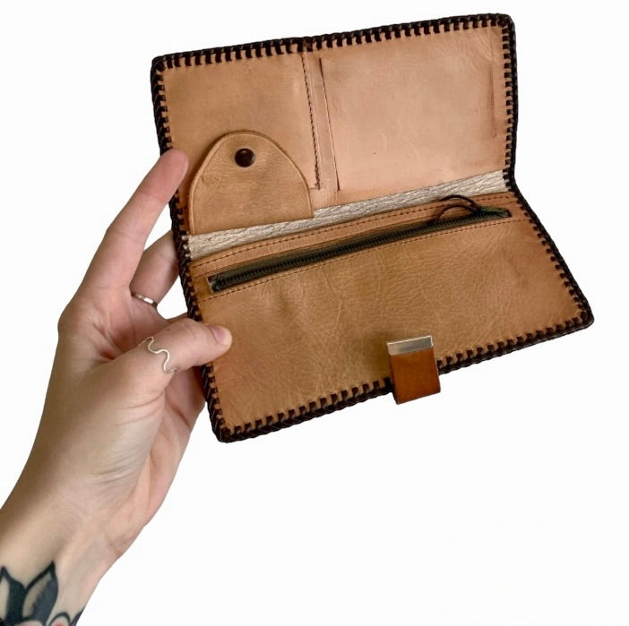 HAND TOOLED WESTERN STYLE LEATHER WILD ROSE FLORAL MOTIF WALLET CLUTCH PURSE