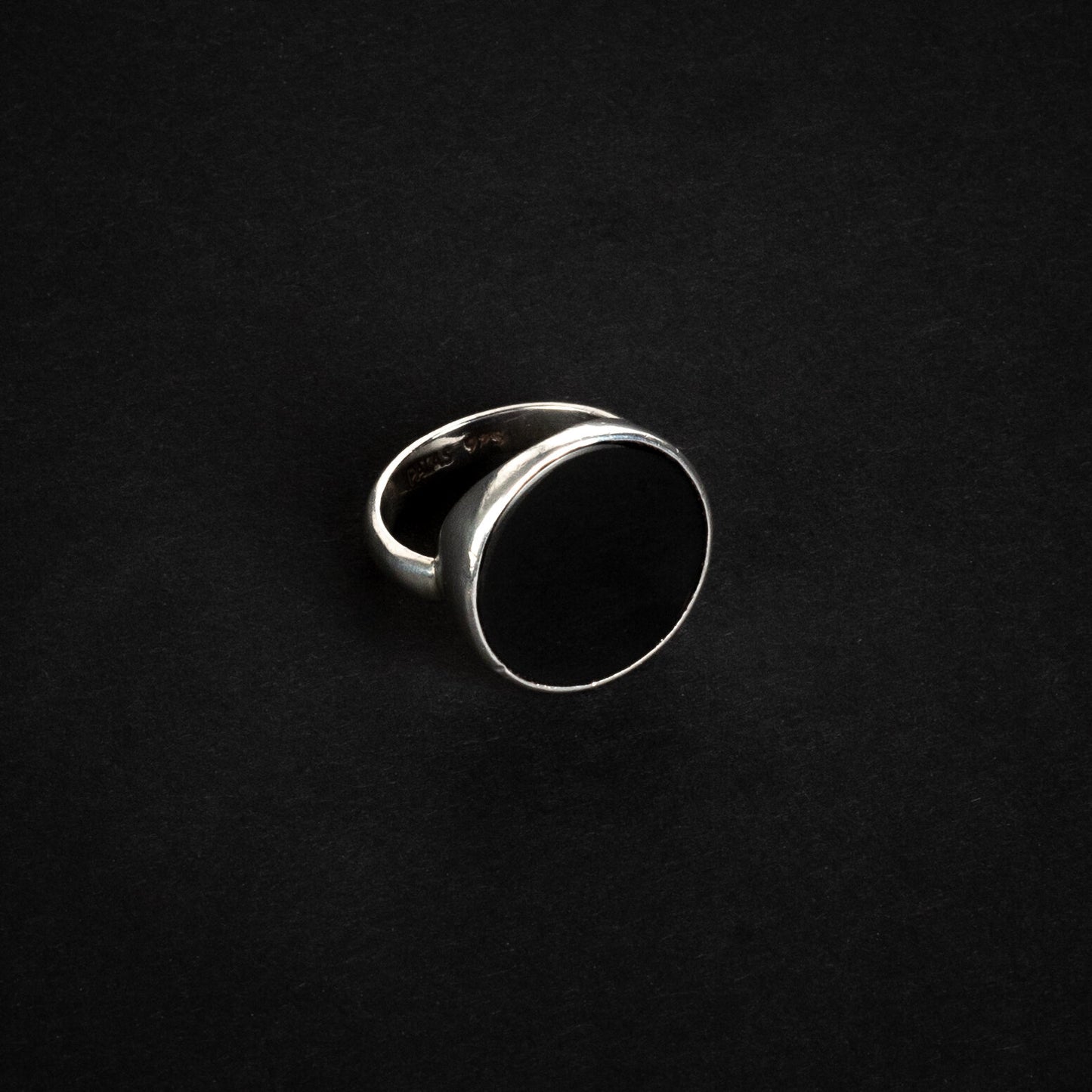 VERY COOL GRAPHIC MODERNIST STERLING SILVER STAMPED 925, BLACK ONYX RING SIZE 9.5