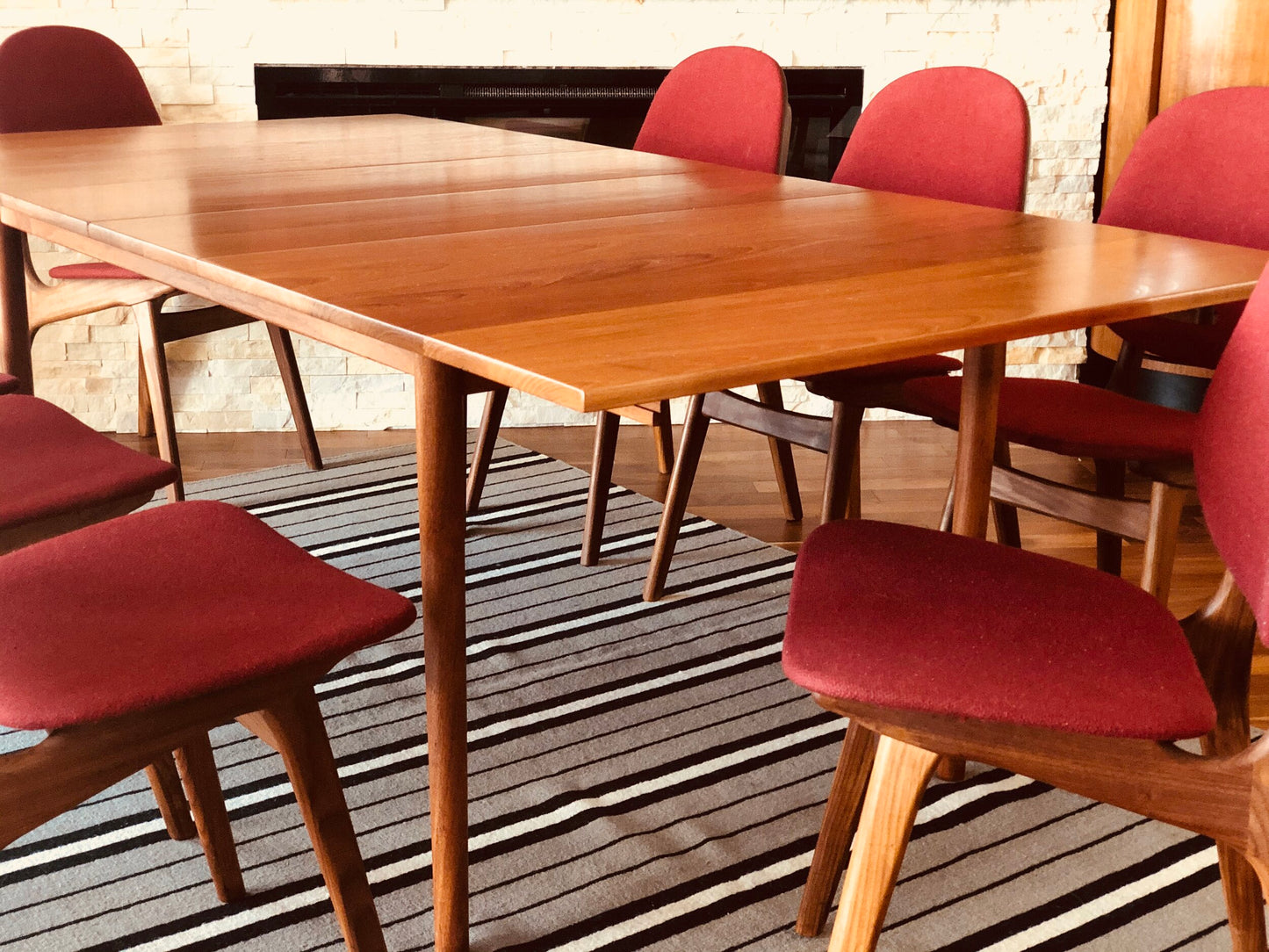 FRANCE & SON
SOLID TEAK
MADE IN DENMARK EXPANDING
DINING TABLE