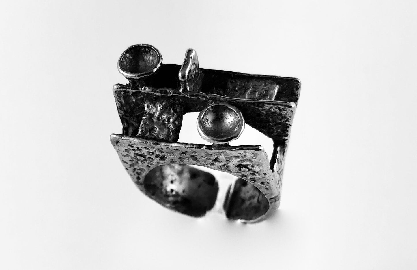 UBER COOL TEXTURED MODERNIST STERLING SILVER ARCHITECTURAL BRUTALIST RING, SIZE 7-7.5