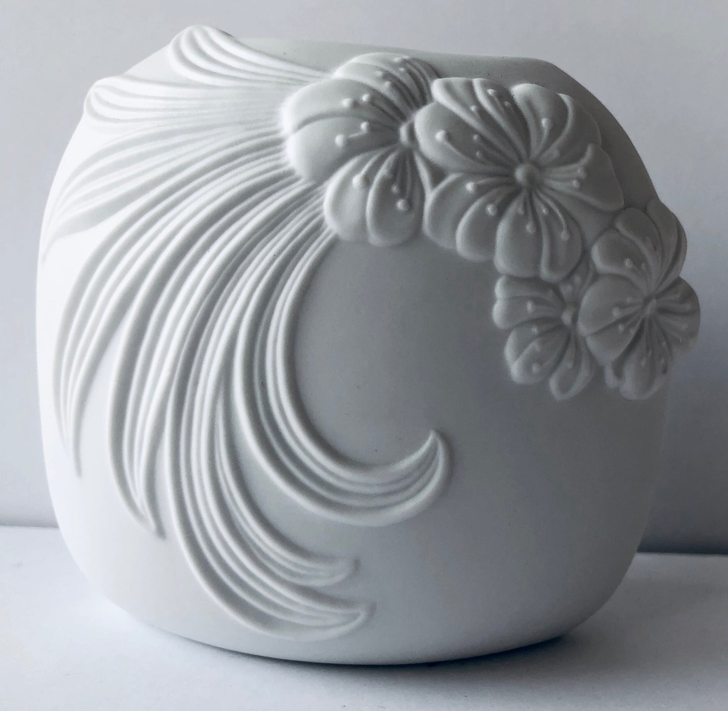WHITE MATTE PORCELAIN VASE KAISER GERMANY