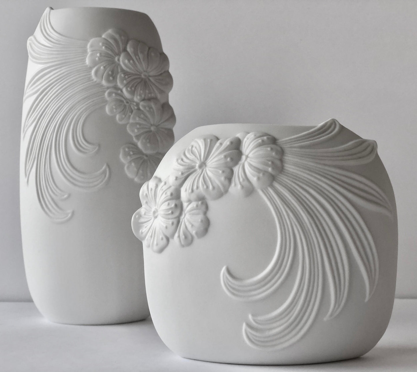 WHITE MATTE PORCELAIN VASE KAISER GERMANY