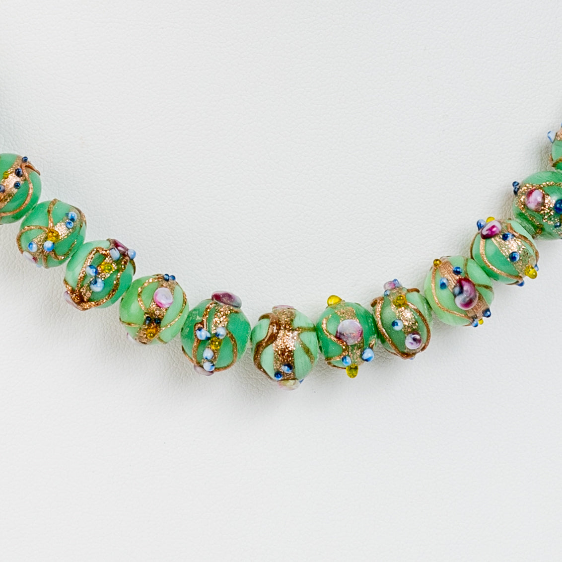 VINTAGE "WEDDING CAKE" MURANO GREEN and ADVENTURINE GLASS LAMPWORK BEAD NECKLACE