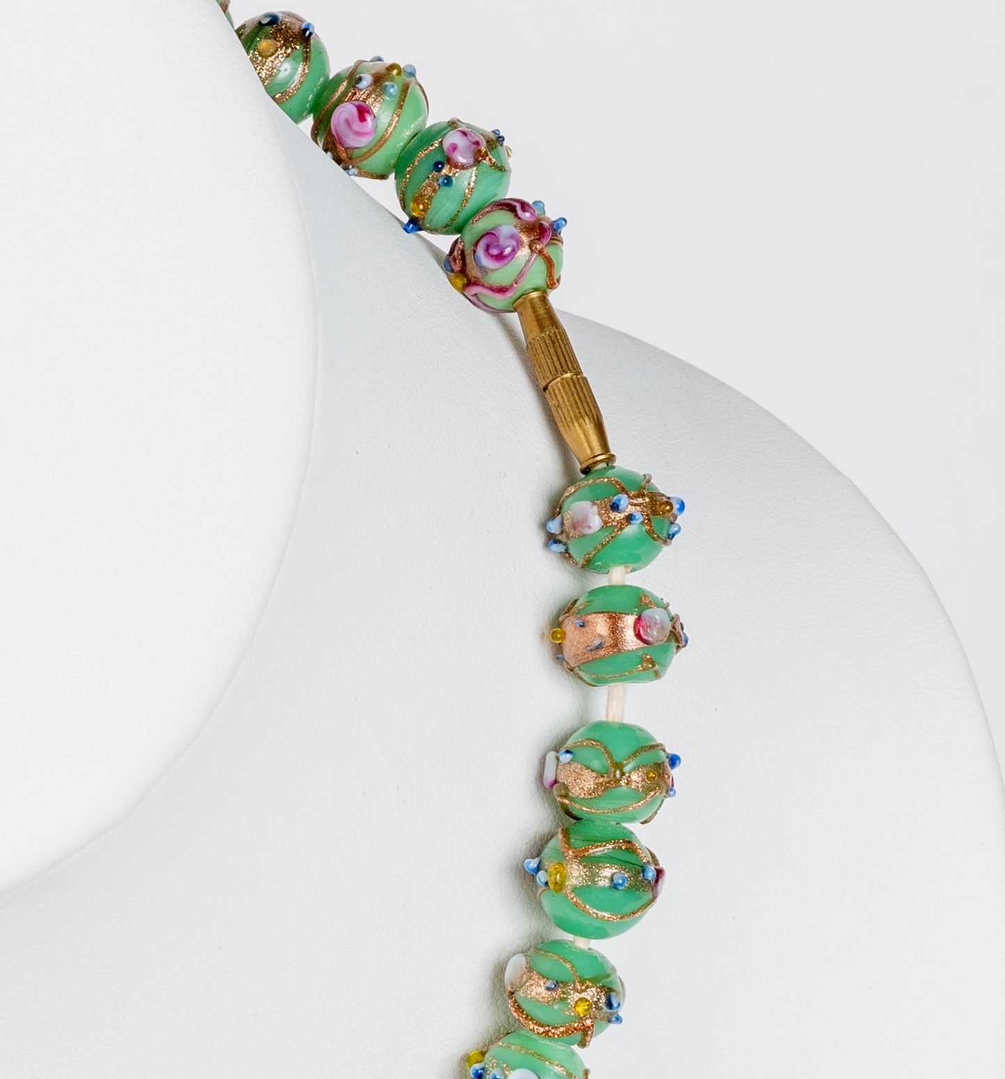 VINTAGE "WEDDING CAKE" MURANO GREEN and ADVENTURINE GLASS LAMPWORK BEAD NECKLACE