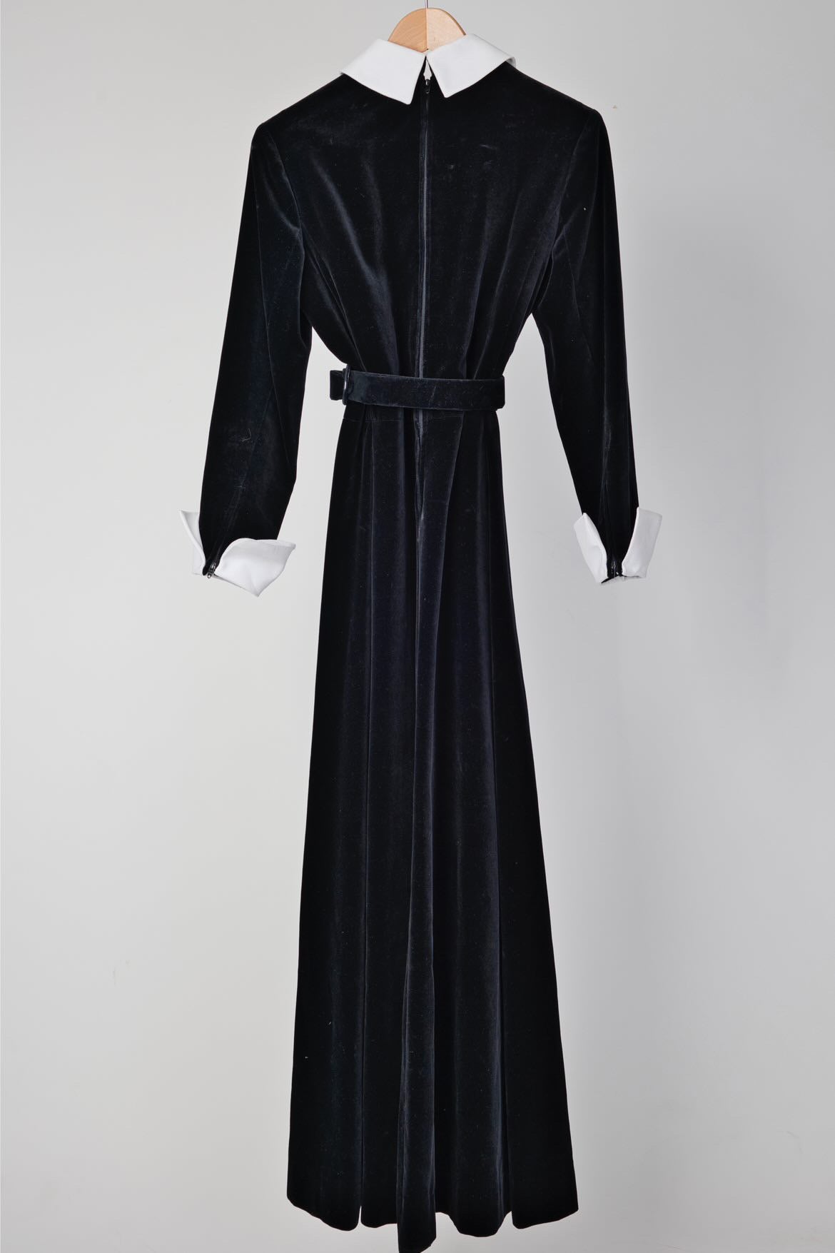VINTAGE BLACK VELVET MAXI DRESS w/ POINTY OVERSIZE WHITE COLLAR/CUFFS FANTASTIC