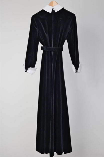 VINTAGE BLACK VELVET MAXI DRESS w/ POINTY OVERSIZE WHITE COLLAR/CUFFS FANTASTIC