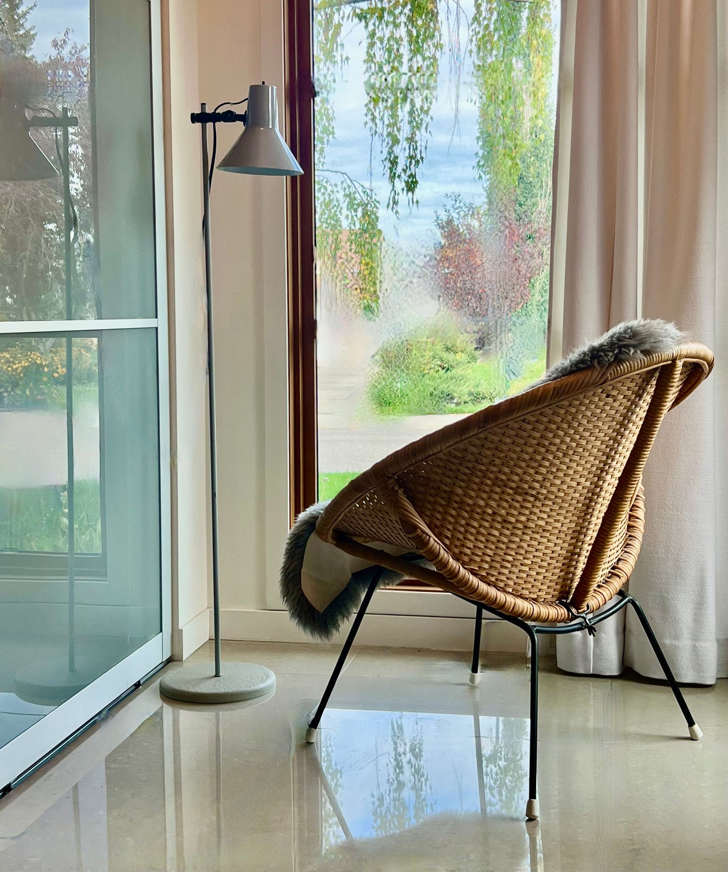 WOVEN WICKER MID CENTURY MODERN HOOP CHAIR ON BLACK STEEL BASE