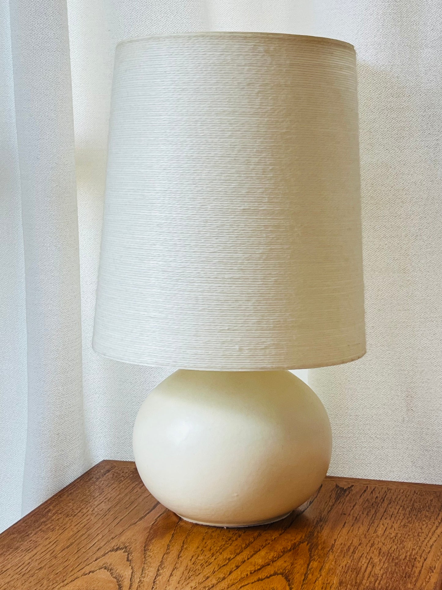 RARE LOTTE ( & GUNNAR) BOSTLUND CREAMY CERAMIC LAMP- w/ ORIGINAL SPUN FIBREGLAS CONE SHADE/ SWEET ICONIC TABLE LIGHT-
