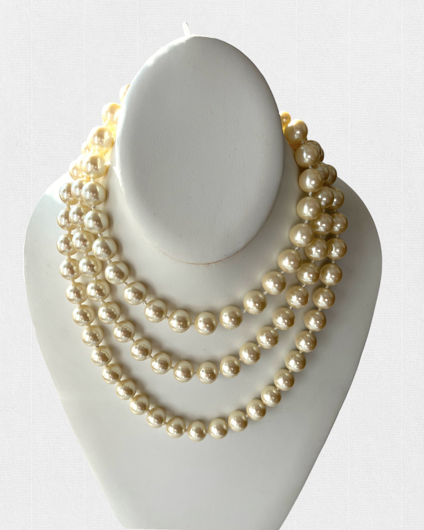 CREAMY & RICH TRIPLE STRAND QUALITY VINTAGE GLASS PEARL COSTUME NECKLACE