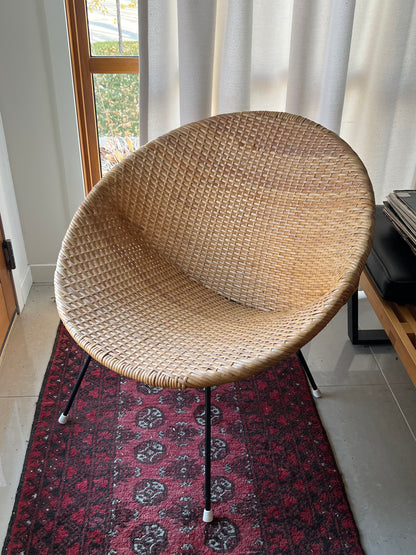 WOVEN WICKER MID CENTURY MODERN HOOP CHAIR ON BLACK STEEL BASE