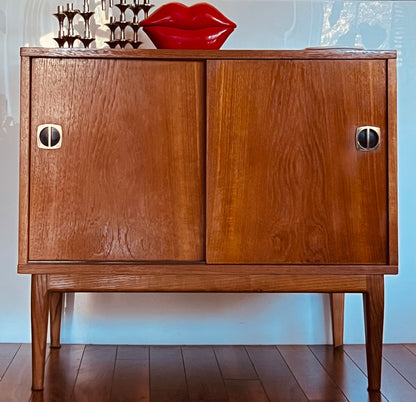 BOOKMATCHED TEAK MID-SIZE RECORD STORAGE/STEREO STAND/BEDSIDE/ ENTRY STORAGE w/SLIDING DOORS