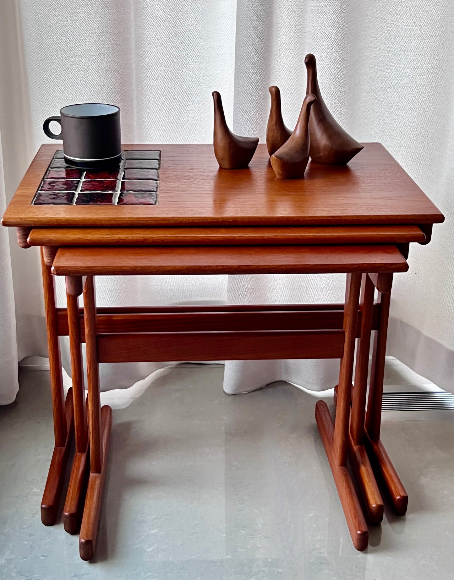 QUIRKY,HANDSOME and USEFUL MIDCENTURY MODERN TRIO of NESTING SIDE TABLES w/ LOVELY EMBEDDED GLAZED TILE COASTER/ TRIVET DECORATION