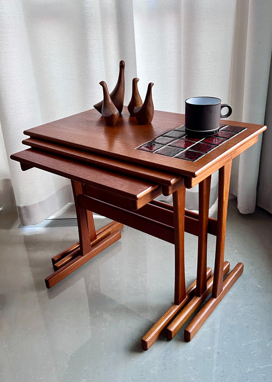 QUIRKY,HANDSOME and USEFUL MIDCENTURY MODERN TRIO of NESTING SIDE TABLES w/ LOVELY EMBEDDED GLAZED TILE COASTER/ TRIVET DECORATION