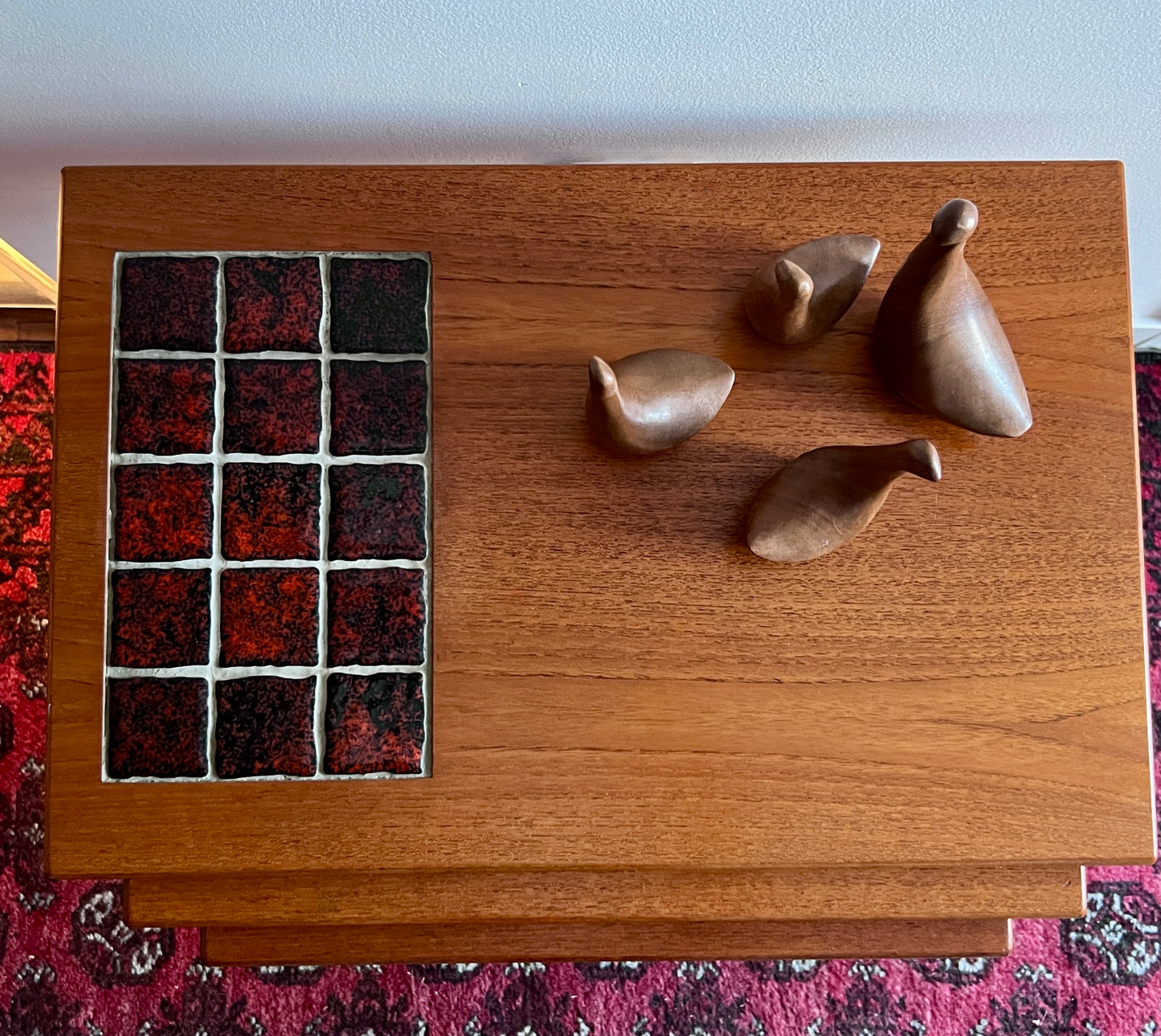 QUIRKY,HANDSOME and USEFUL MIDCENTURY MODERN TRIO of NESTING SIDE TABLES w/ LOVELY EMBEDDED GLAZED TILE COASTER/ TRIVET DECORATION