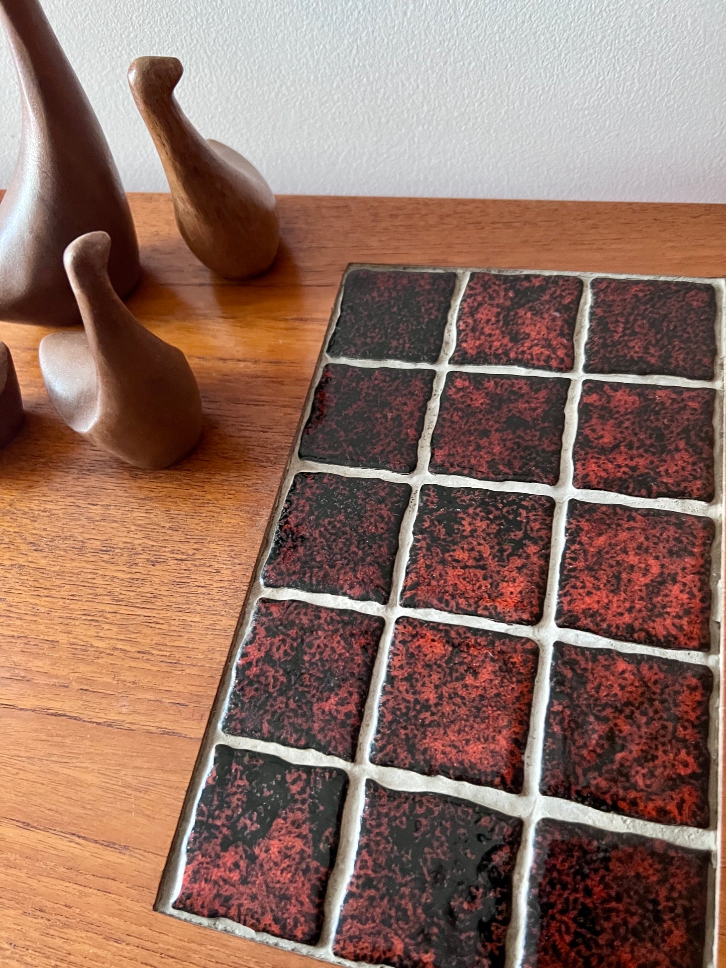 QUIRKY,HANDSOME and USEFUL MIDCENTURY MODERN TRIO of NESTING SIDE TABLES w/ LOVELY EMBEDDED GLAZED TILE COASTER/ TRIVET DECORATION
