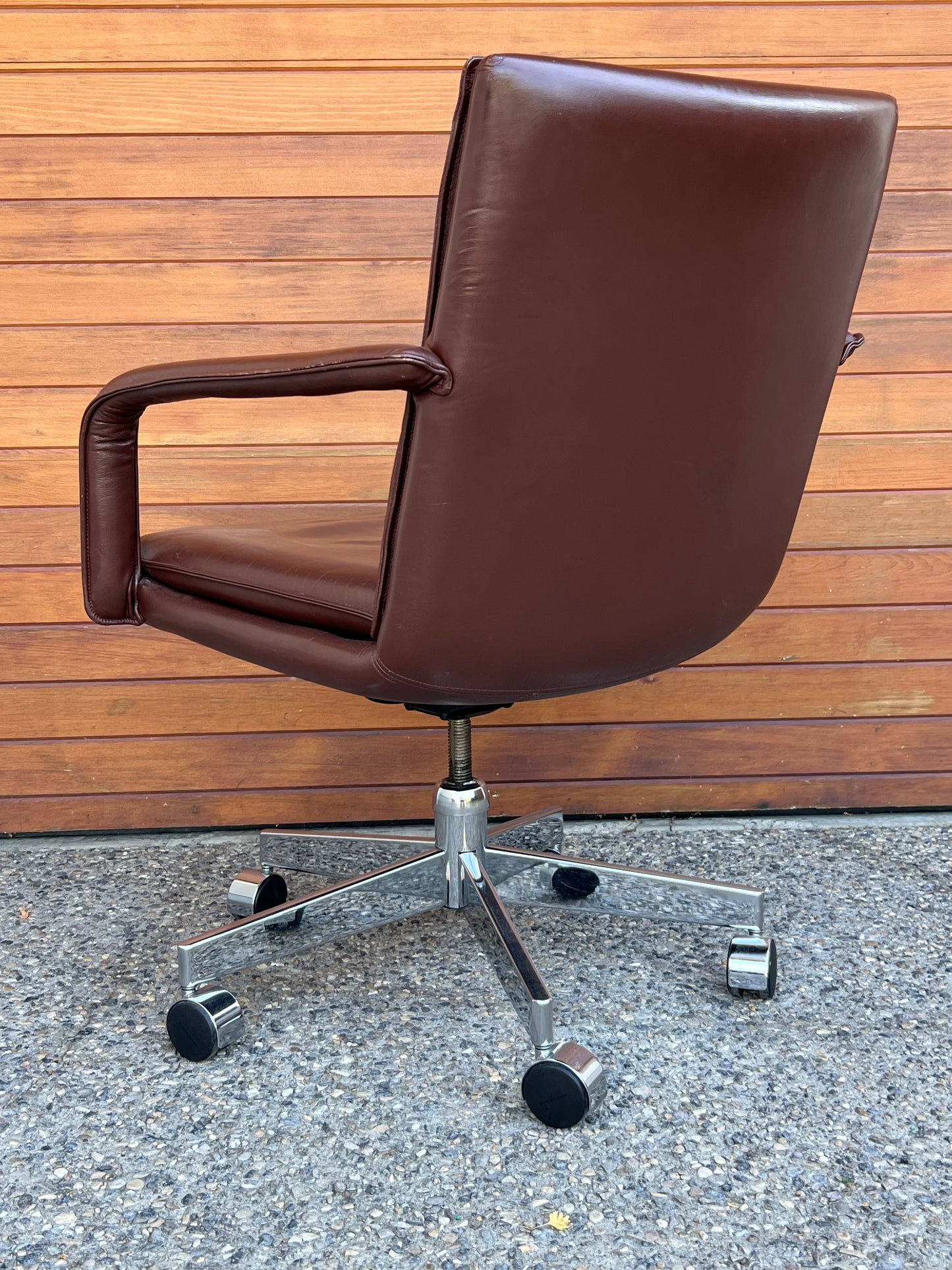 CANADIAN MADE CUSTOM BUILT CHOCOLATE BROWN LEATHER ROLLING OFFICE CHAIR with ARMS