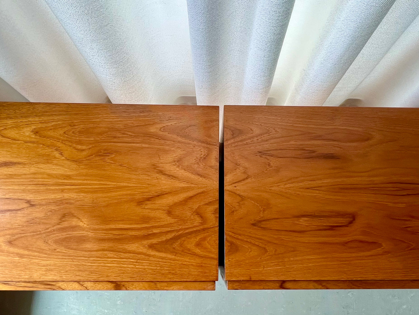 RARE PAIR MID SIZE TEAK 2 DRAWER MID CENTURY RS ASSOCIATE BEDSIDE/ SIDE TABLE NIGHTSTANDS