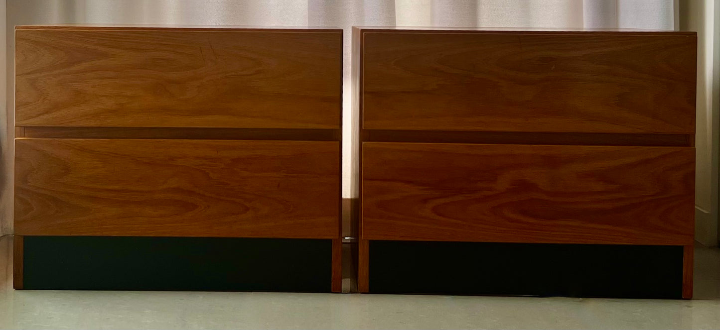 RARE PAIR MID SIZE TEAK 2 DRAWER MID CENTURY RS ASSOCIATE BEDSIDE/ SIDE TABLE NIGHTSTANDS