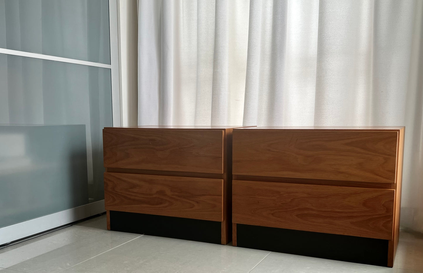 RARE PAIR MID SIZE TEAK 2 DRAWER MID CENTURY RS ASSOCIATE BEDSIDE/ SIDE TABLE NIGHTSTANDS