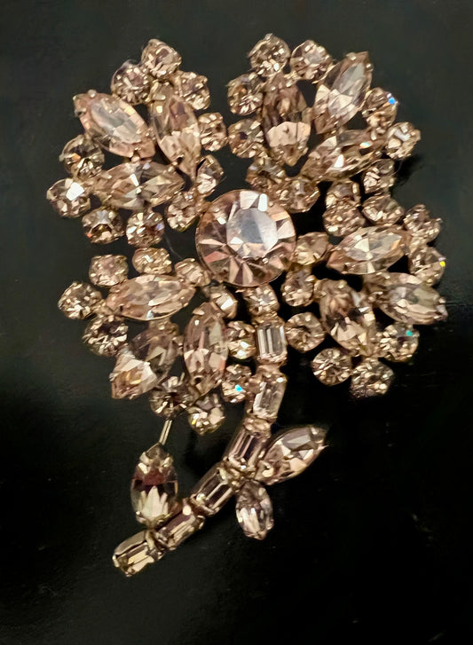 AMAZING 'JEWELS of ELEGANCE' by CANADIAN JEWELLER GUSTAV SHERMAN CHAMPAGNE SWAVOROSKI CRYSTAL FLORAL or 4 LEAF SHAMROCK PIN BROOCH