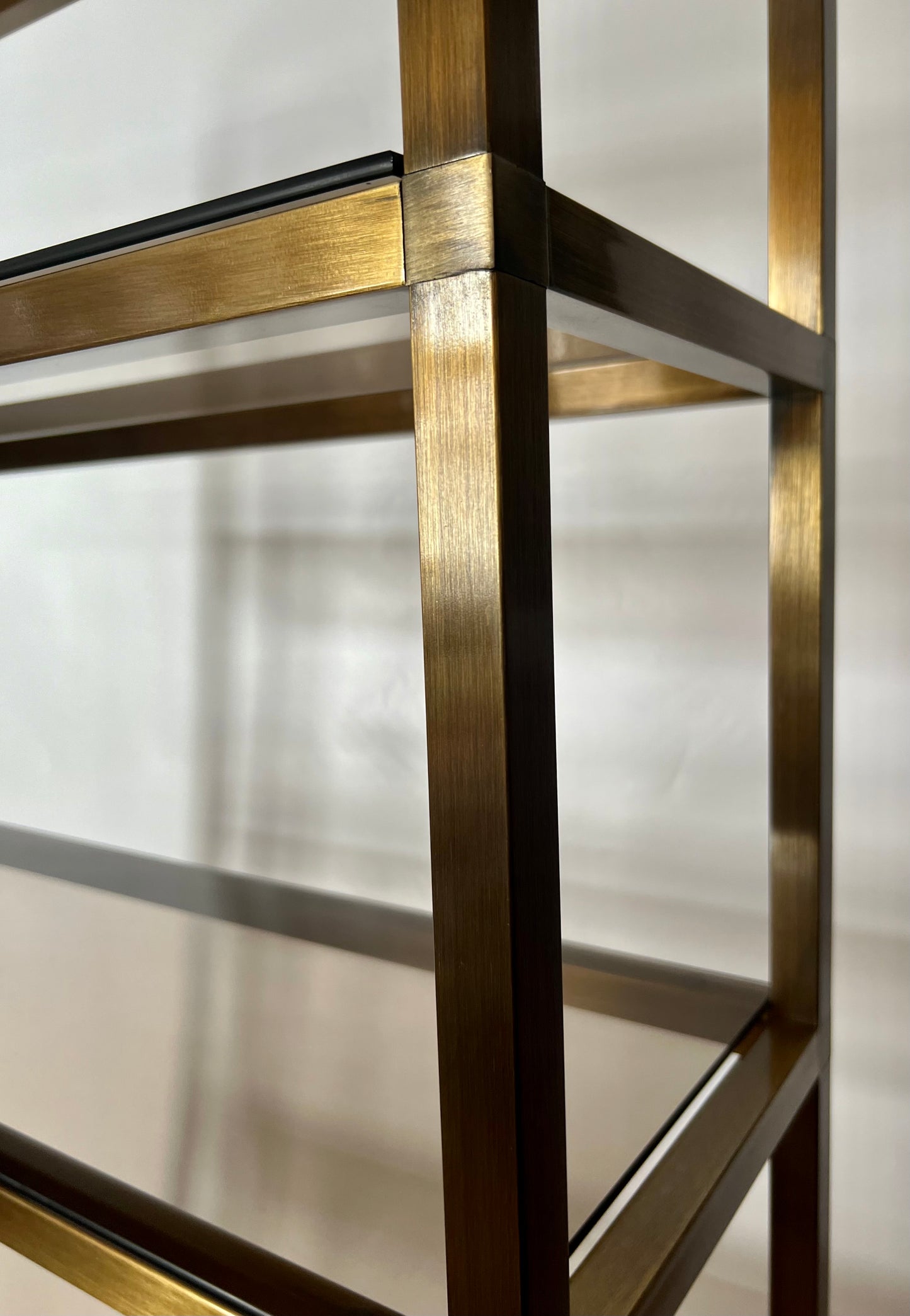 COOL POST MODERN BRONZE BRASS ETAGERE STORAGE SHELVING / TABLES with SMOKY TEMPERED GLASS SHELVES