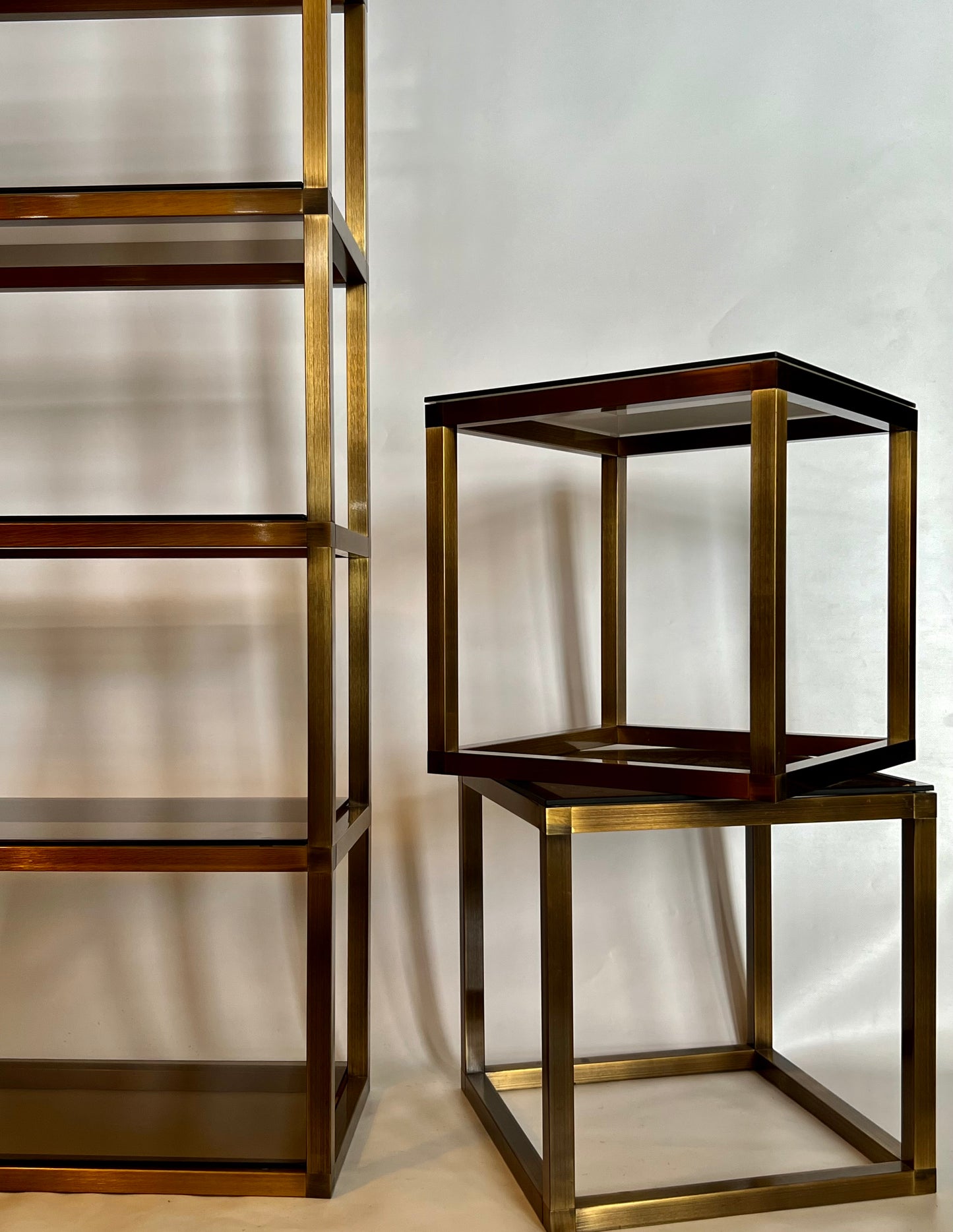 COOL POST MODERN BRONZE BRASS ETAGERE STORAGE SHELVING / TABLES with SMOKY TEMPERED GLASS SHELVES