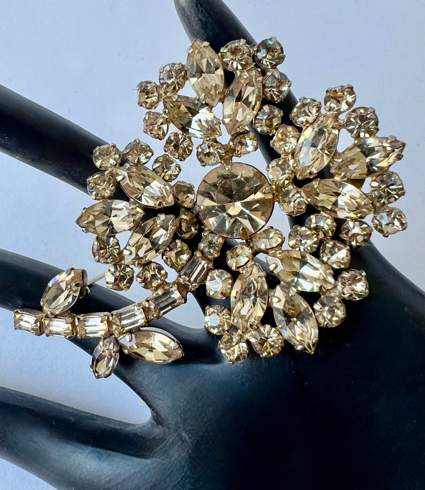 AMAZING 'JEWELS of ELEGANCE' by CANADIAN JEWELLER GUSTAV SHERMAN CHAMPAGNE SWAVOROSKI CRYSTAL FLORAL or 4 LEAF SHAMROCK PIN BROOCH