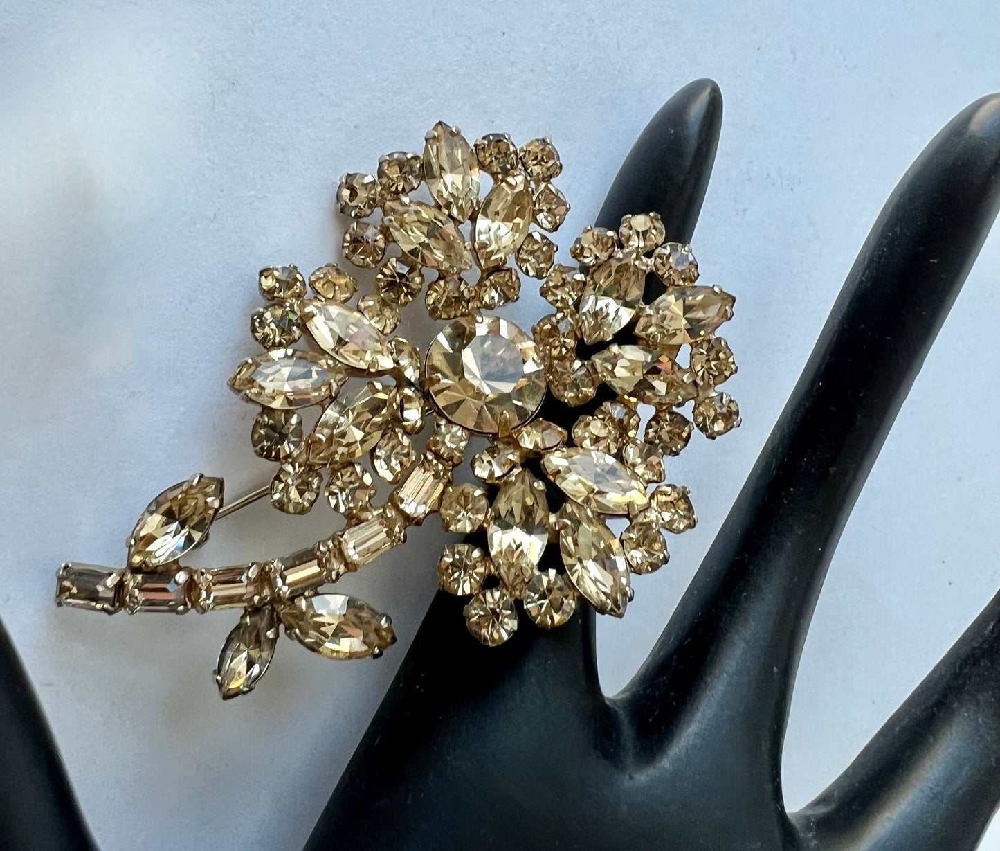 AMAZING 'JEWELS of ELEGANCE' by CANADIAN JEWELLER GUSTAV SHERMAN CHAMPAGNE SWAVOROSKI CRYSTAL FLORAL or 4 LEAF SHAMROCK PIN BROOCH