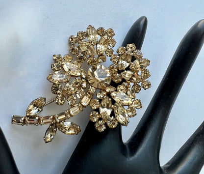 AMAZING 'JEWELS of ELEGANCE' by CANADIAN JEWELLER GUSTAV SHERMAN CHAMPAGNE SWAVOROSKI CRYSTAL FLORAL or 4 LEAF SHAMROCK PIN BROOCH