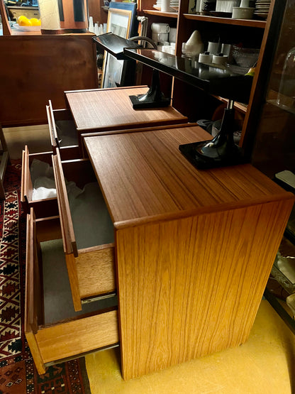 RARE PAIR TEAK 2 DRAWER MID CENTURY BEDSIDE/ SIDE TABLE NIGHTSTANDS
