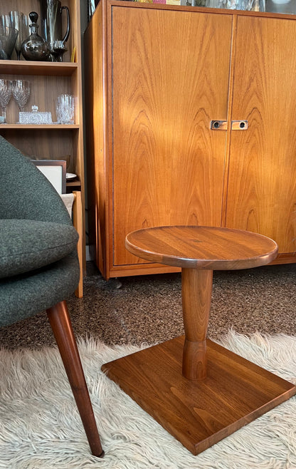 UNIQUE SOLID WALNUT SIDE TABLE w/ BRASS BAR CENTER SUPPORT FLIPPABLE ROUND or SQUARE TOP