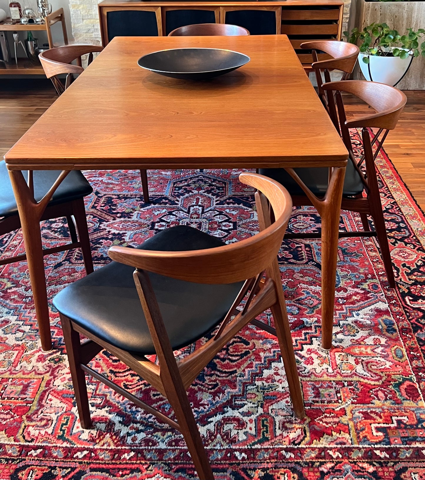 DANISH TEAK SOLID AFROMOSIA REFRESHED & REUPHOLSTERED HIGHLY SCULPTURAL MID CENTURY MODERN 1060s DINING CHAIRS