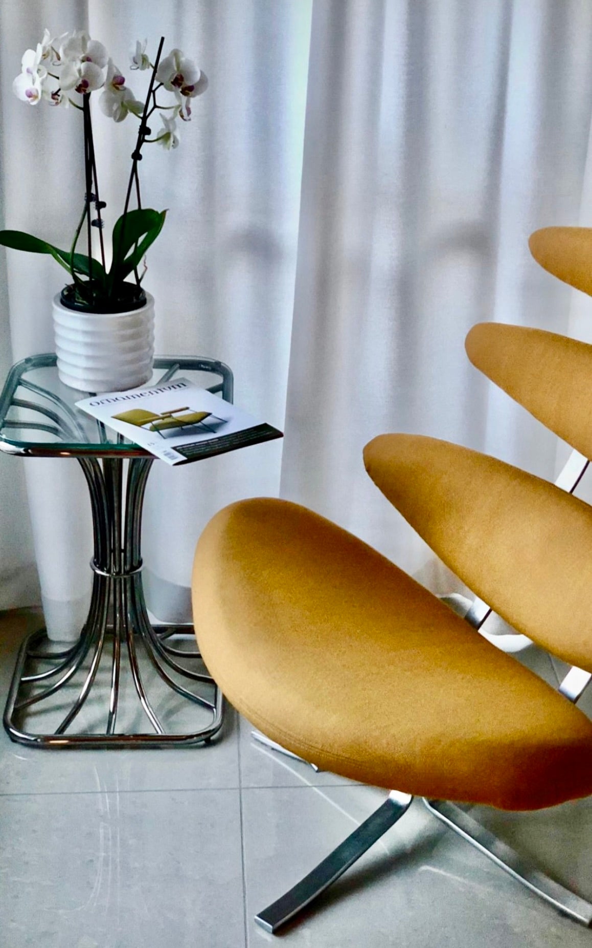 UNIQUE CHROME BASE STREAMLINE DESIGN SIDE TABLE or PLINTH w/ FRESH GLASS TOP