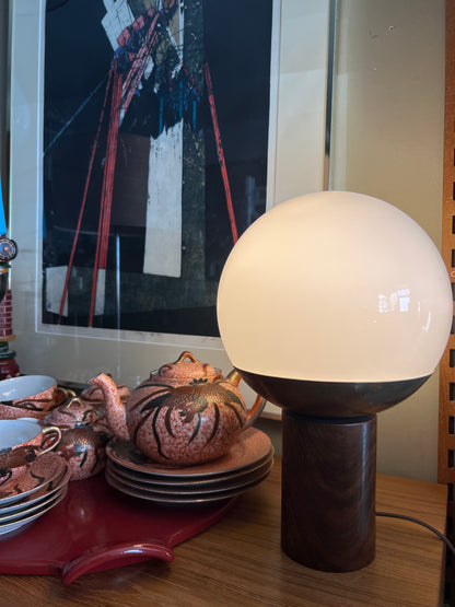 RARE 1968 GUNTHERS MOBILIA WHITE GLASS GLOBE ON BRONZE DISH FLOATING on STAVED WOOD PILLAR TABLE LAMP