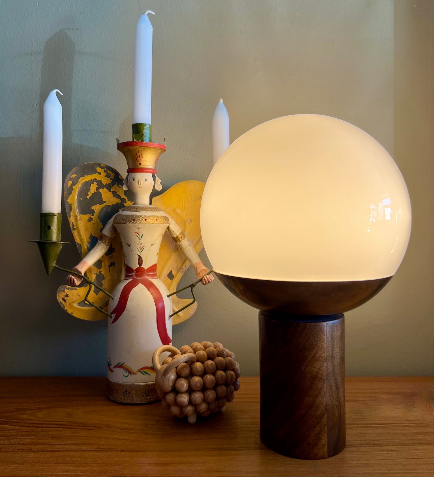 RARE 1968 GUNTHERS MOBILIA WHITE GLASS GLOBE ON BRONZE DISH FLOATING on STAVED WOOD PILLAR TABLE LAMP