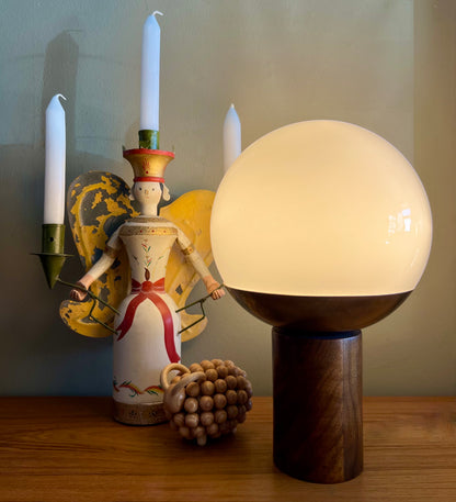 RARE 1968 GUNTHERS MOBILIA WHITE GLASS GLOBE ON BRONZE DISH FLOATING on STAVED WOOD PILLAR TABLE LAMP