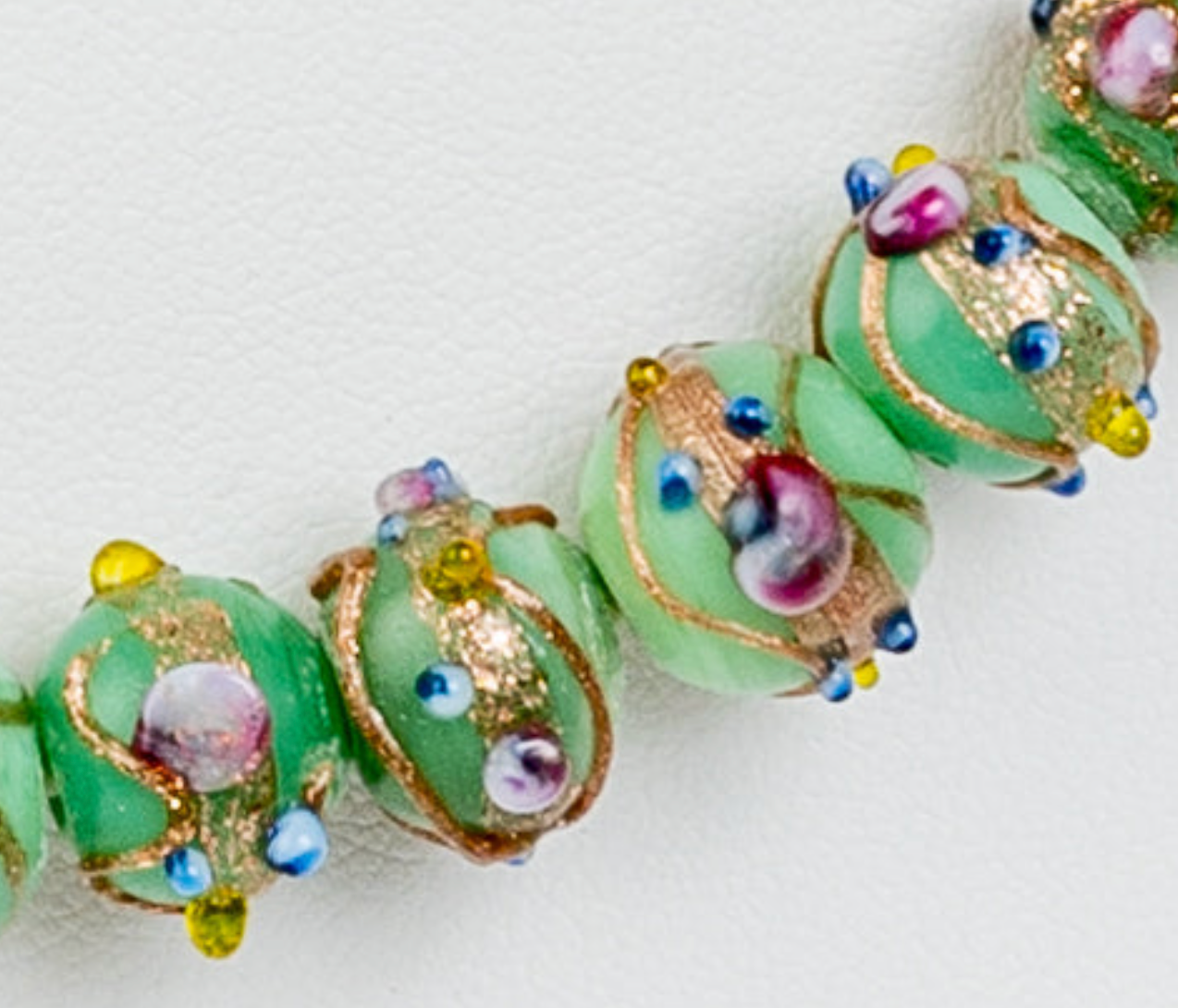 VINTAGE "WEDDING CAKE" MURANO GREEN and ADVENTURINE GLASS LAMPWORK BEAD NECKLACE