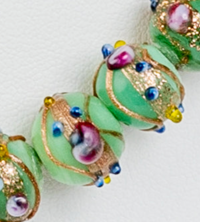 VINTAGE "WEDDING CAKE" MURANO GREEN and ADVENTURINE GLASS LAMPWORK BEAD NECKLACE