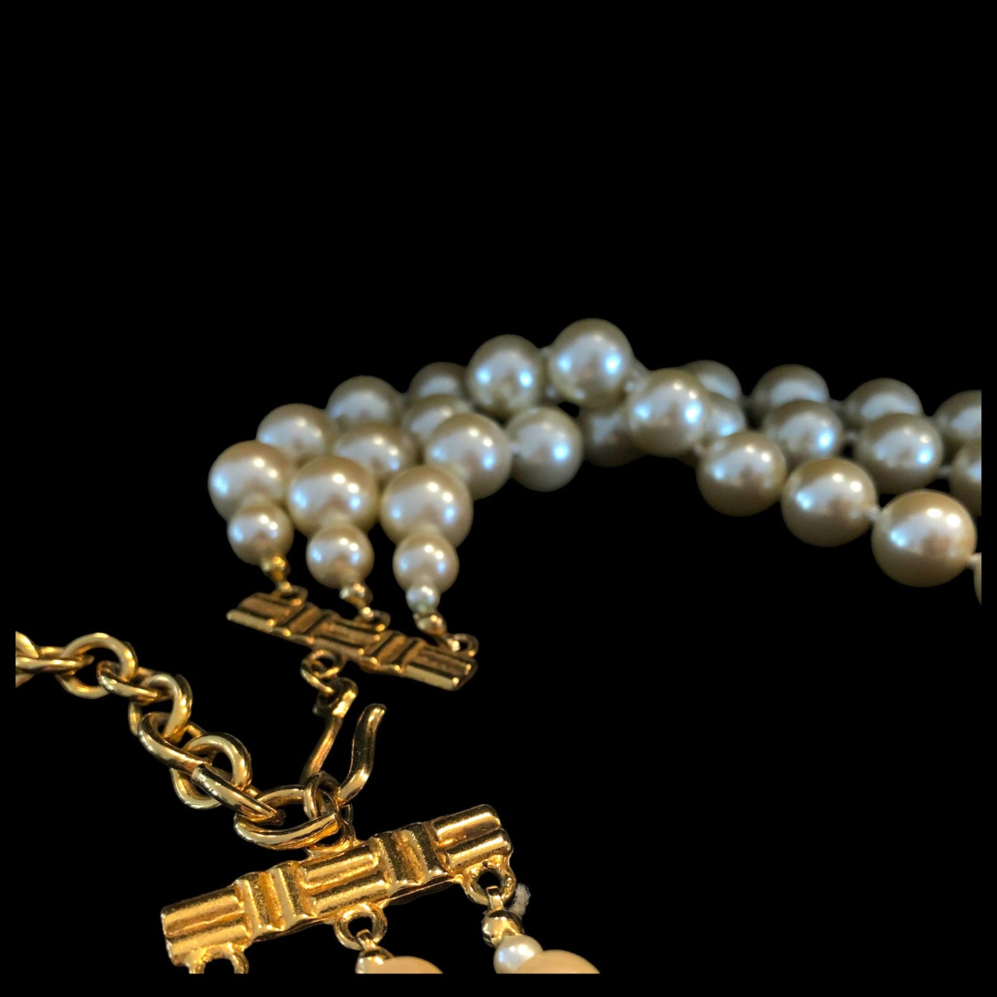 CREAMY & RICH TRIPLE STRAND QUALITY VINTAGE GLASS PEARL COSTUME NECKLACE