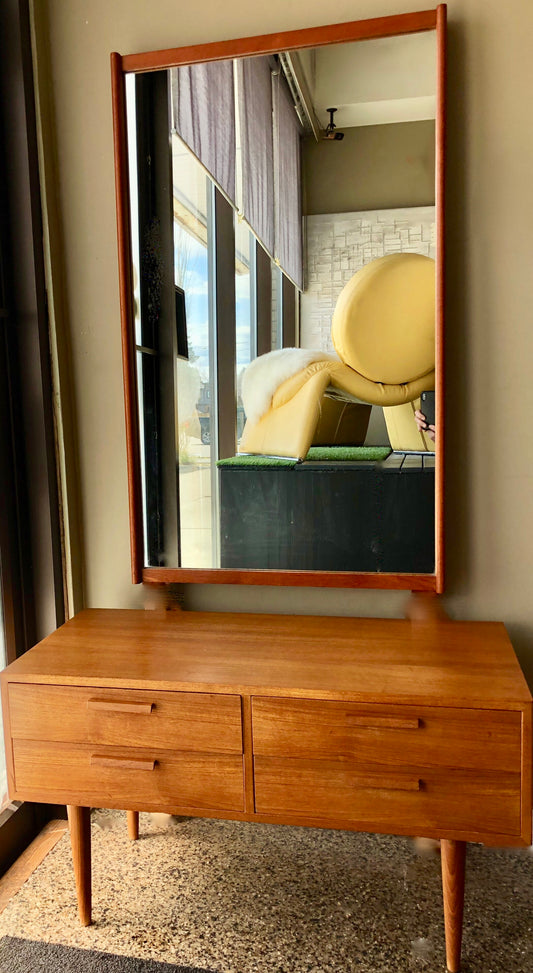 TEAK 4 DRAWER 
ENTRY, SIDE OR BEDSIDE TABLE 
BY 
KAI KRISTIANSEN