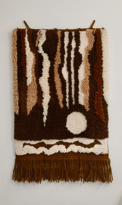 HANDCRAFTED MID CENTURY MOTIF TUFTED WALL HANGING