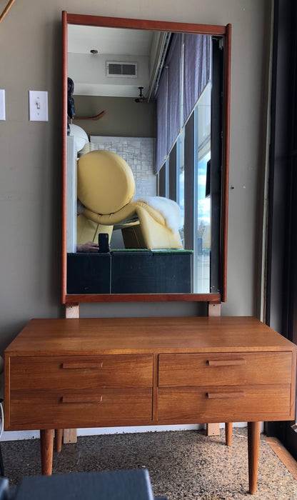 TEAK 4 DRAWER 
ENTRY, SIDE OR BEDSIDE TABLE 
BY 
KAI KRISTIANSEN