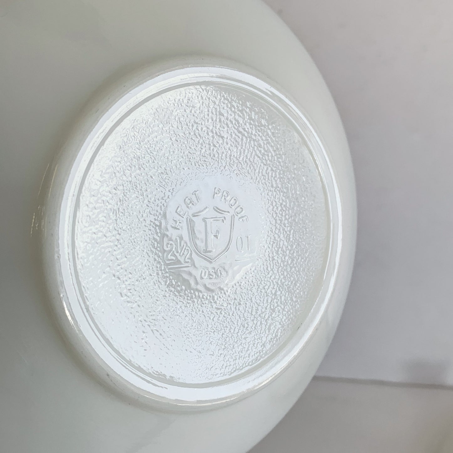 WHITE FEDERAL GLASS  HEATPROOF LIDDED BOWL FLORAL MOTIF 2.5qt
