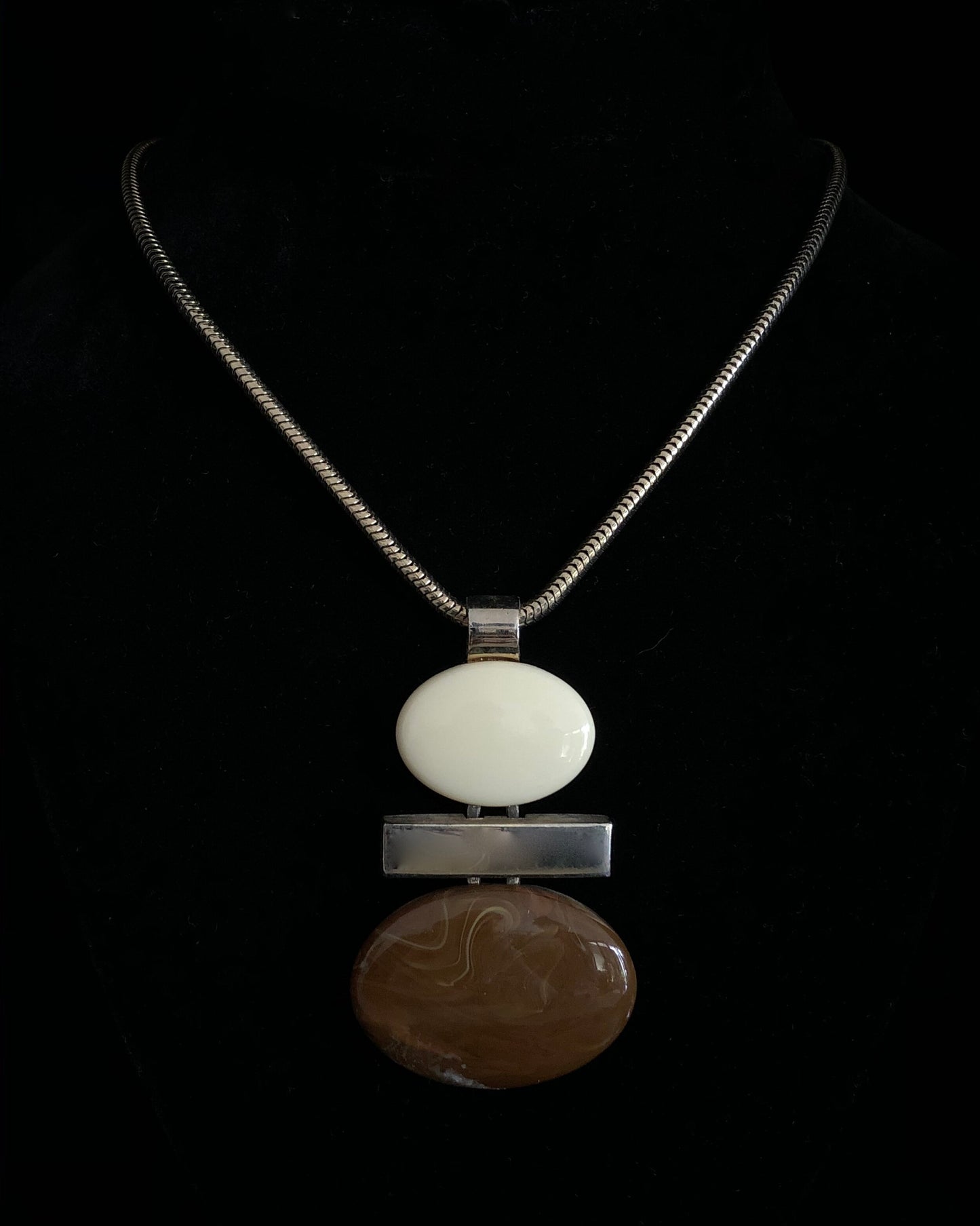 MOD GRAPHIC LUCITE PENDANT AND GOLDTONE NECKLACE