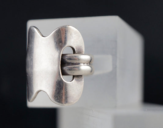 MODERNIST, SCULPTURAL & UNIQUE STERLING SILVER MODERN SHIELD RING, SIZE 7.5